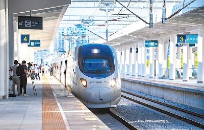 又一座新的客运车站 武汉东站开出首趟列车