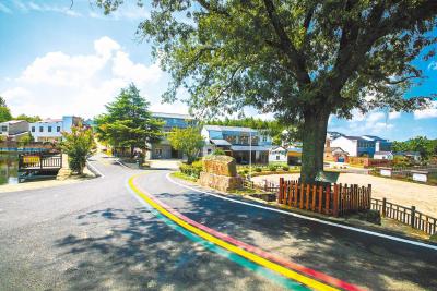 黄冈红安乡村“彩虹公路”亮相