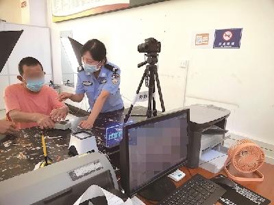 享受社会救助和持续寻亲两不误 七名流浪人员在京山喜获户口本