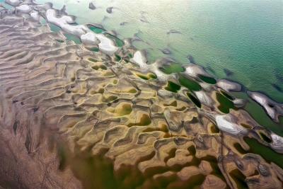 长江汉口段水位跌破14米，出现“沙坑景观”