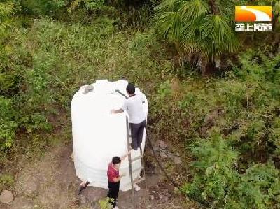 村干部携手村民铺管引水上山 彻底解决吃水难题