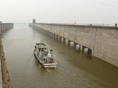 汉江中下游最大船闸完成首次试船通航