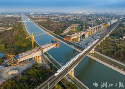 荆荆铁路全线最大系杆拱桥冲刺合龙