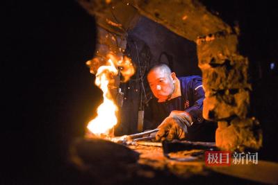 监利七旬老铁匠打造10多万件铁艺农具，期盼打铁手艺后继有人