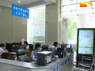 湖北多地推出“帮代办”服务 让企业群众少跑腿