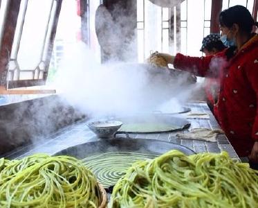 湖北宣恩：醉人烟火气 寒冬“豆皮”香
