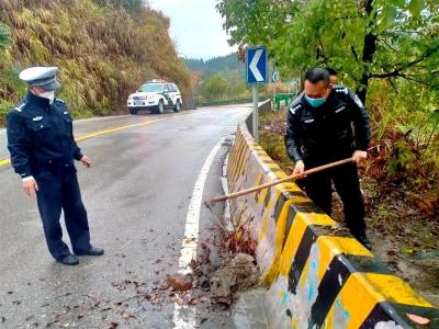 50人应急突击队巡查122条山乡路，通山公安织牢冬季交通安全防护网