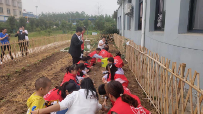 荆州公安县自然课堂儿童化身小农夫 让自然教育在田间“生根发芽”