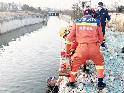六旬老人冬日捡废品不慎被困水渠 民警消防员联手救援上岸