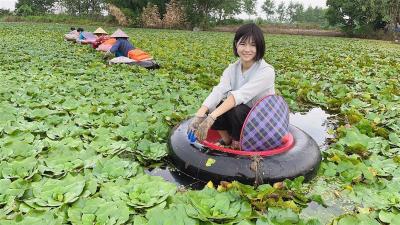 沉浸式直播挖藕、采菱角，荆州90后的“美丽”姑娘成为大国农匠