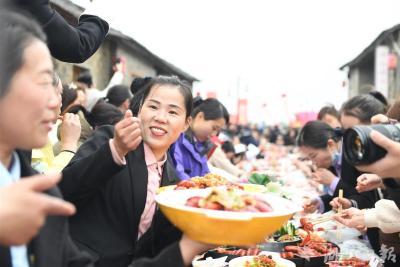 128道潜江龙虾菜品亮相潜江开捕节 16个小时直达全国400个城市