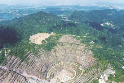 走进“亚洲第一天坑” 黄石在石头上种树让矿山变公园