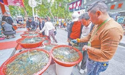 武汉节后螃蟹身价落，错峰吃蟹更实惠