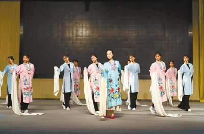 台前绽放山茶花 幕后培土促新芽