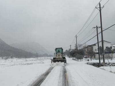 吃碗肉丝面吧！雪中受困群众被湖北赤壁村民热情款待