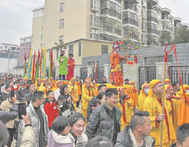 非遗展演吸引众多市民观看 孝南“抬故事”闹新春抬出文化传承