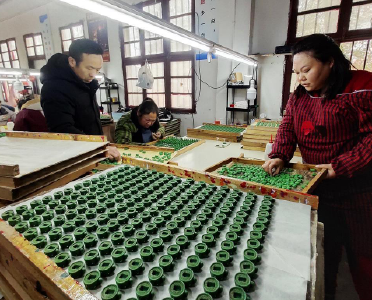 村支书七下广州带回工艺品公司，走不出村的妇女们找到工作了