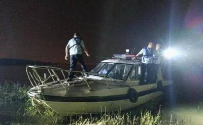 湖北武汉水陆并进 深夜合围非法锚鱼者