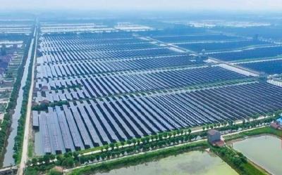 水上光伏板发电，水下池塘养鱼，湖北江陵“渔光互补”项目为产业发展增效益