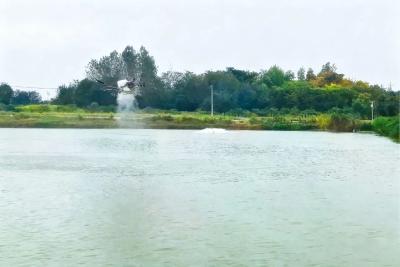 荆门：水产养殖无人机撒生石灰技术示范现场会举行