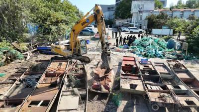 安徽芜湖公开拆解销毁涉渔“三无”船舶和渔具网具