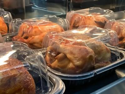 超市熟食区里20元一整只的烤鸡，能吃吗？