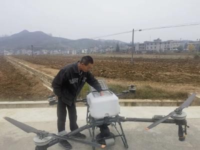 房县：抢抓农时服务农事 智能农机助力秋冬播