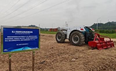 罗锡文院士点赞！无人驾驶轮边电机拖拉机惊艳亮相