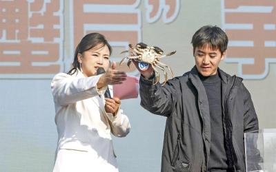 洪湖清水大闸蟹开捕今冬第一篓 “蟹王”“蟹后”各赢得888元奖金