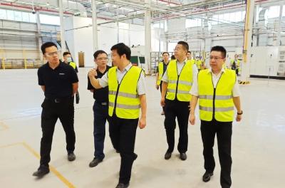 十堰市长陈新武深入东风零部件子公司现场排忧解难