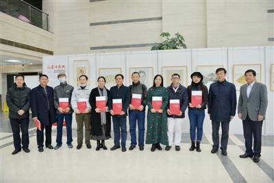 公司美术书法扇面作品展举行
