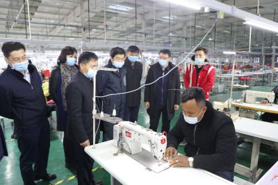 何伟到新疆柯坪县调研扶贫工作