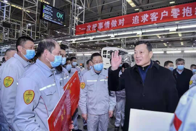 竺延风在公司十堰基地、襄阳基地调研，给全体干部员工拜年，送上新春祝福，杨青、乔阳一同调研