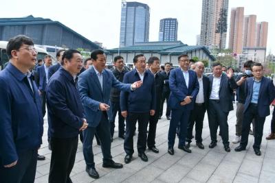 国务院国资委党委书记、主任郝鹏调研试乘东风无人驾驶汽车