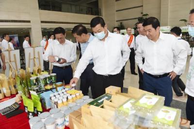 文末福利丨我们“深扒”了5位“贫困终结者”的履历后发现，在你不知道的地方，东风干了太多事！