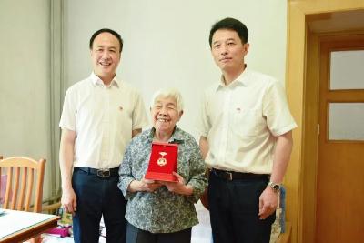 对党忠诚 荣光闪耀 | 东风商用车36名老党员获颁“光荣在党50年”纪念章