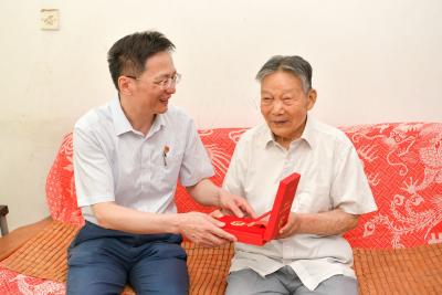 公司开展“七一”走访慰问活动