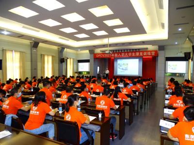 东风商用车：老专家为新入职大学生讲智能汽车