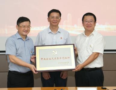 黄伟在东风商用车技术中心、南斗六星调研