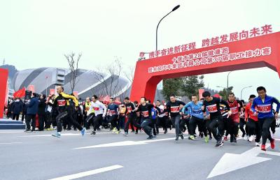 东风商用车11支代表队参加职工接力赛
