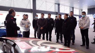黄伟慰问公司科技人才