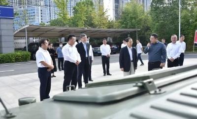 中国电动汽车百人会理事长陈清泰调研公司十堰基地