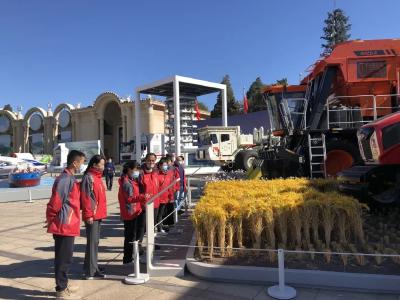 东风商用车在京员工参观“奋进新时代”主题成就展