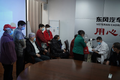 公司离退休人员管理服务中心：“零距离”体检关爱老年健康