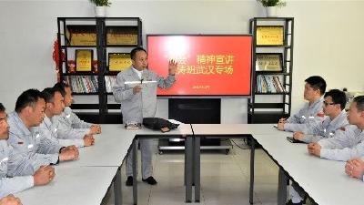 王建清向“王涛班”成员宣讲全国两会精神