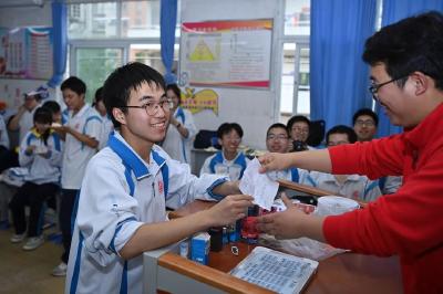 东风高中丨毕业了，他们递给老师一张最后的请假条 