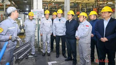 何伟在十堰基地开展主题教育专题调研
