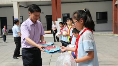 十堰市西苑医院：关心下一代 爱心进校园