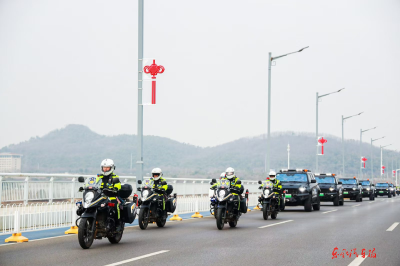 东风汽车温暖护航回家路