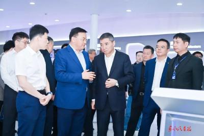 工信部副部长辛国斌访问上海车展东风展台